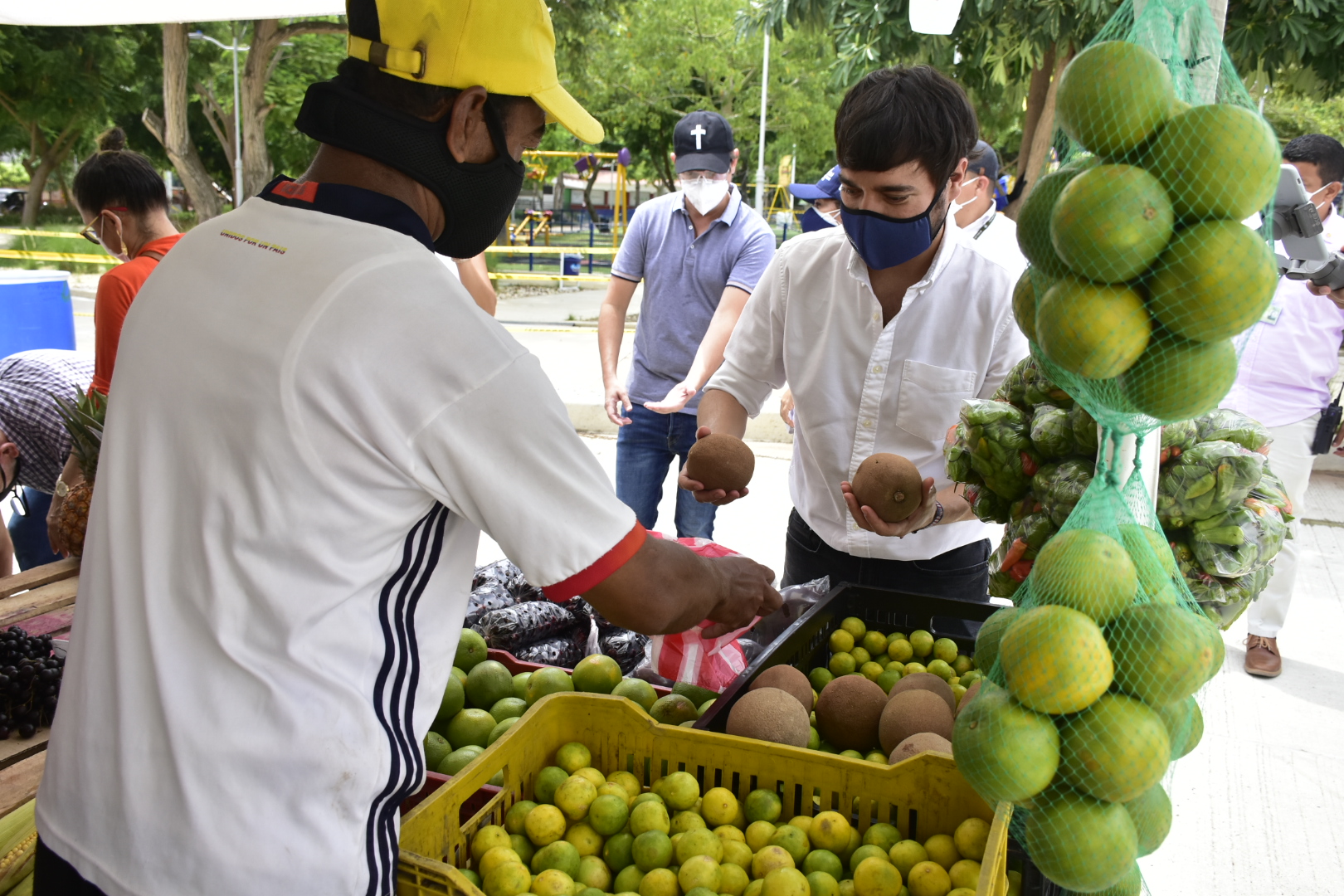 Alcalde Jaime Pumarejo, comprando frutas en puesto del Mercado a tu Barrio.