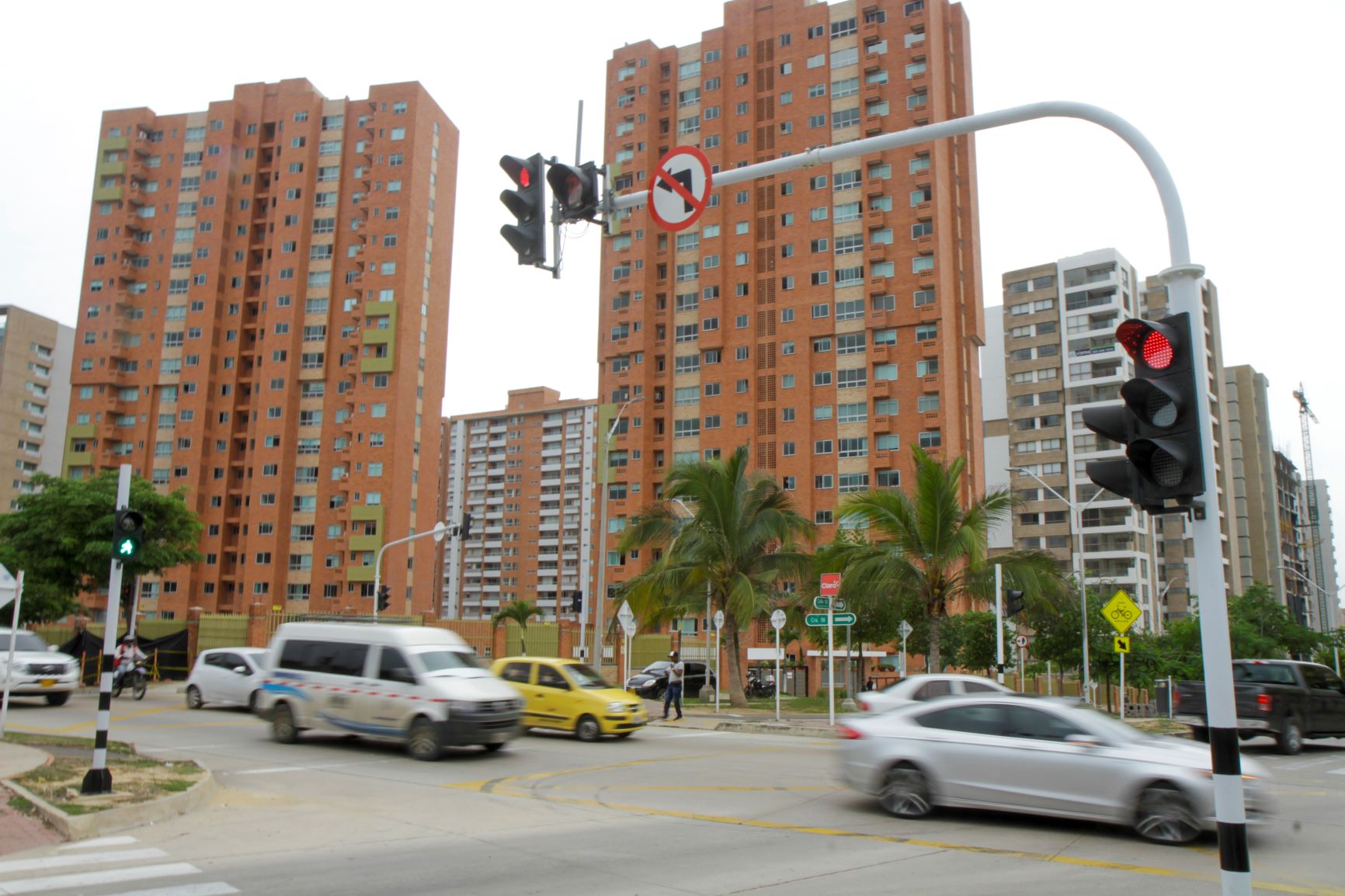 Vehículos circulando en calle