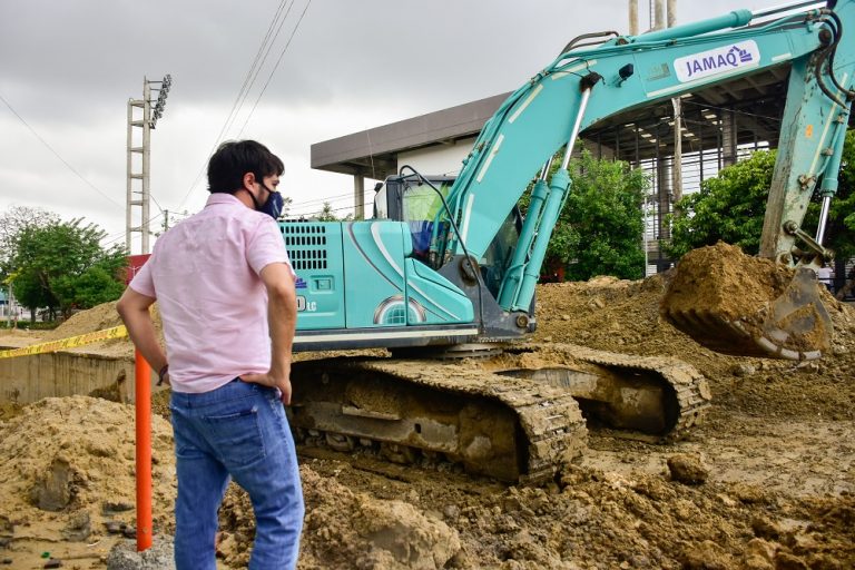 retroexcavadora en marcha