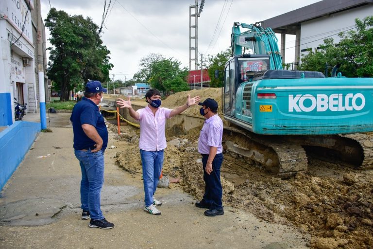 Pumarejo con funcionarios en vía con retroexcavadora