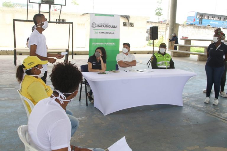 Jóvenes reunidos en cancha con autoridades y funcionarios 