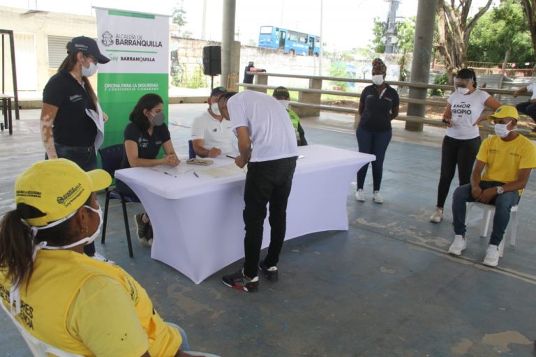 Joven firmando pacto de sana convivencia