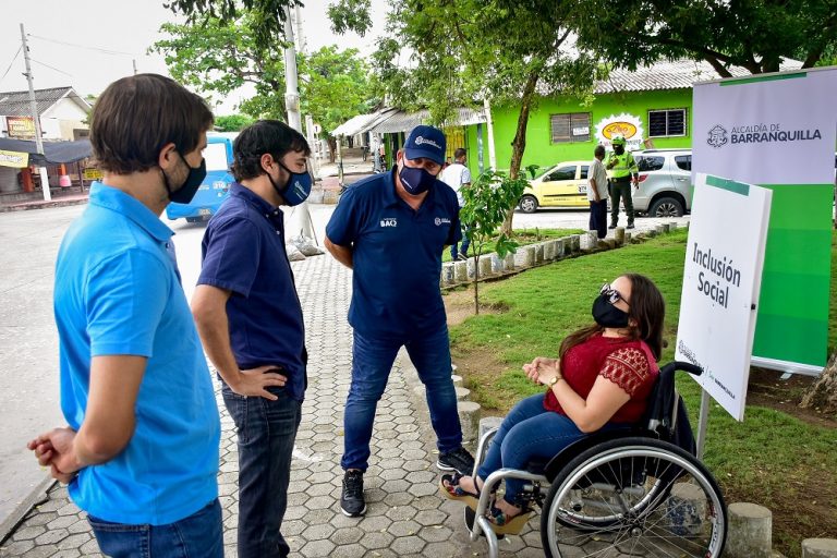 Pumarejo con mujer en silla de ruedas en parque