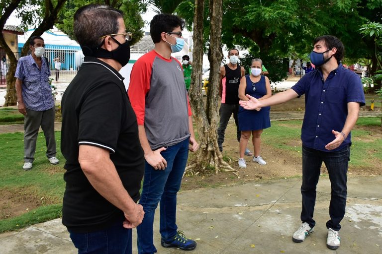 Pumarejo con vecinos en un parque