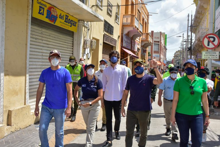 Alcalde Pumarejo y funcionarios caminando por el centro histórico de Barranquilla