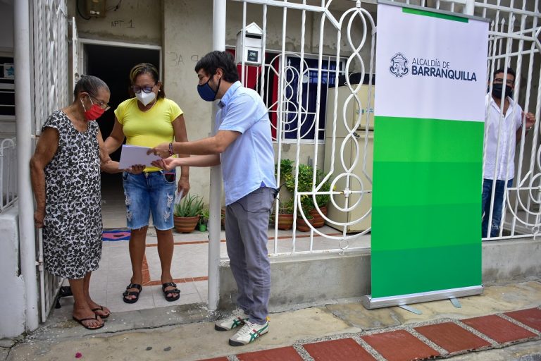 Entrega de escritura de vivienda a adulta mayor