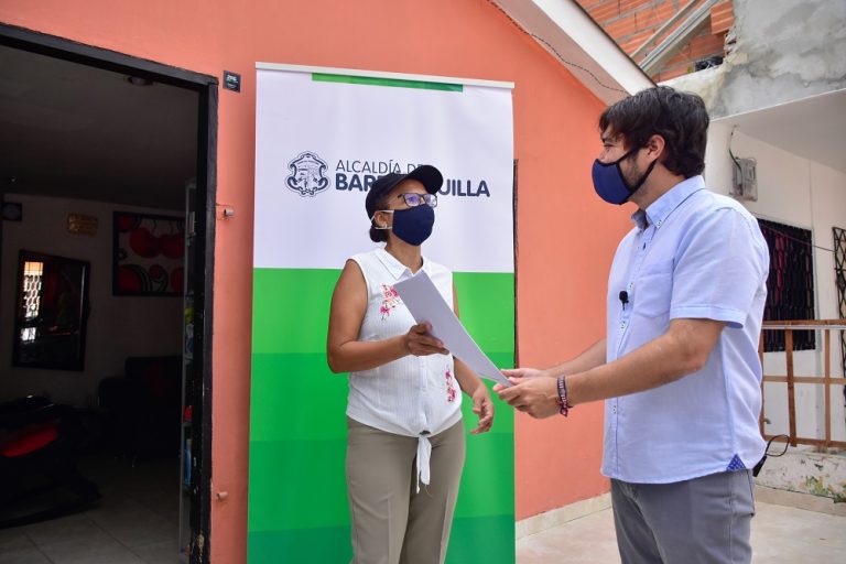 Pumarejo entrega escritura de vivienda a mujer 