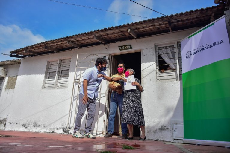 Entrega de escritura de casa a adulta mayor