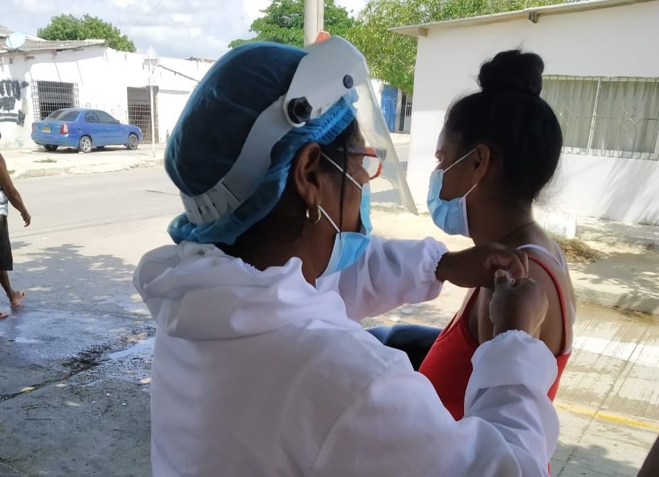 Personal de la salud aplicando vacunas en los barrios