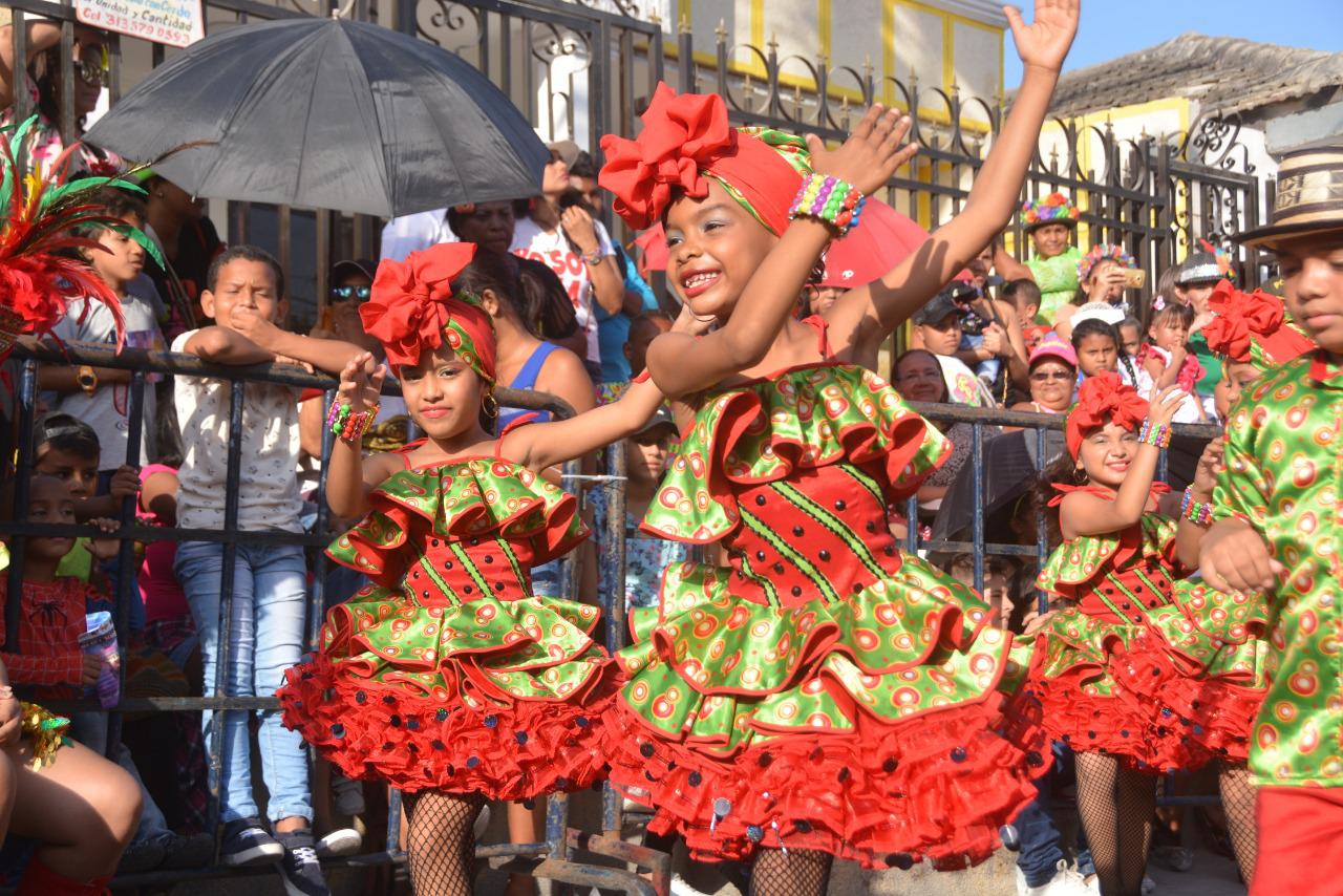 Niños bailando en carnaval