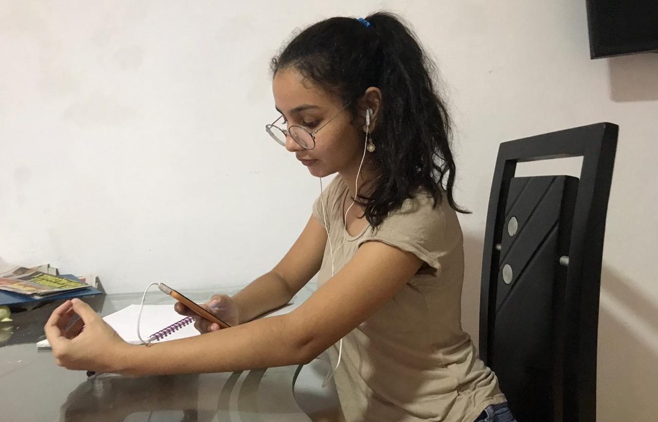 Niña estudiando con celular