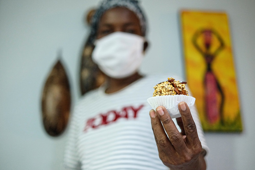 Palenquera con dulce de Alegria en la mano