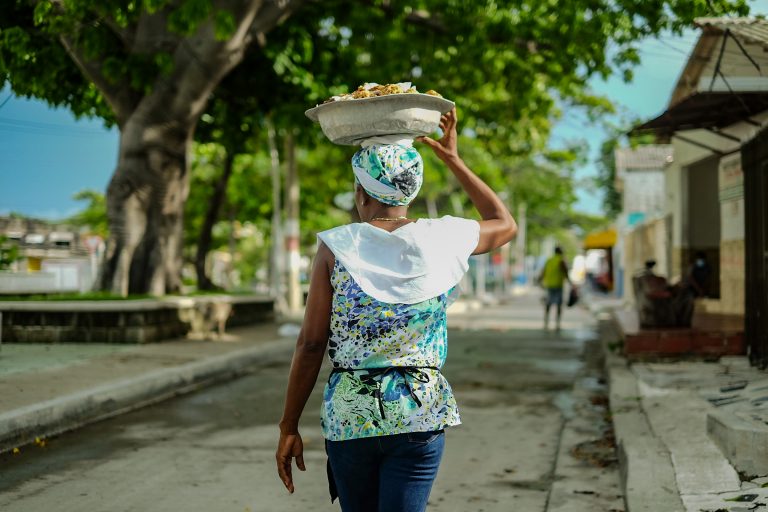 Palenquera vendiendo Alegrias