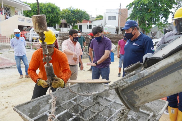 Obrero con maquina cementera