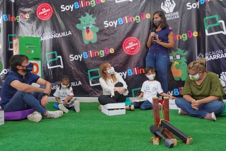 Niños jugando en cesped en jardin infantil