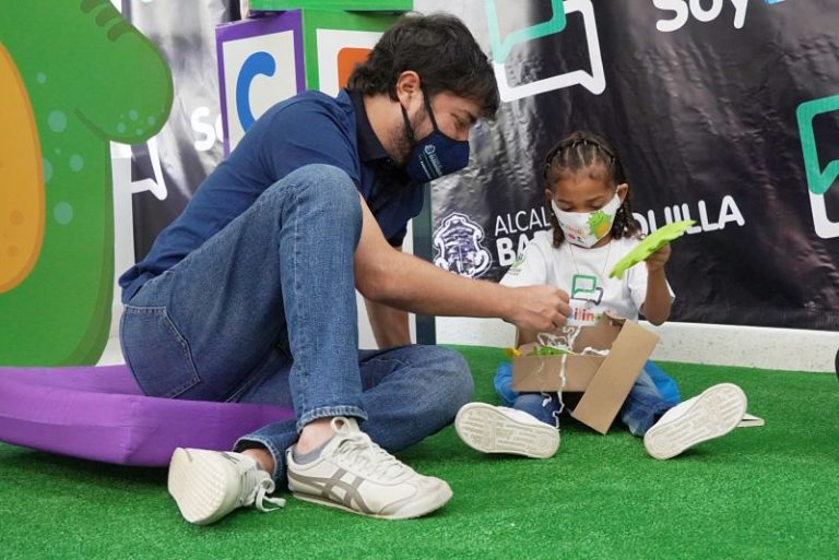 Alcalde jugando con niña en jardín infantil