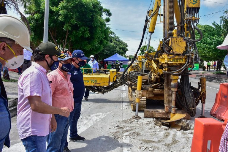 Alcalde Pumarejo y Rafael Lafont supervisando obras en barrios.