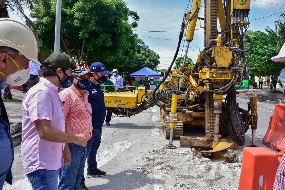 Alcalde Pumarejo y Rafael Lafont supervisando obras en barrios.