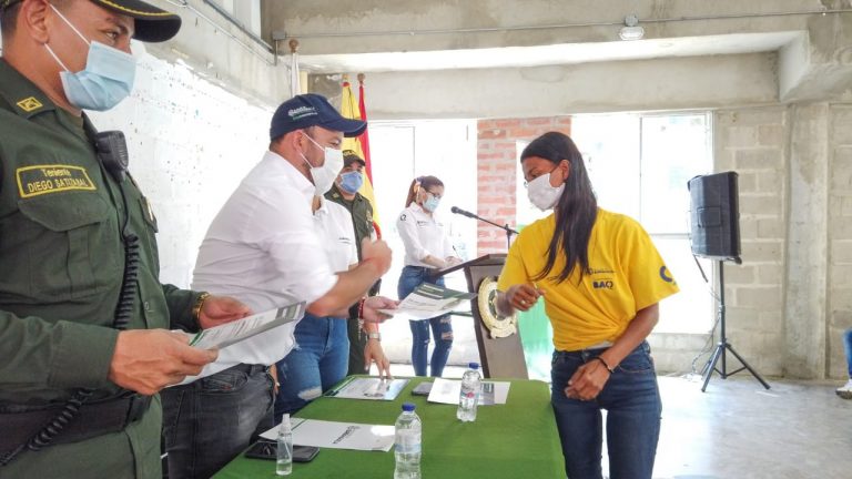 Entrega certificación a joven 