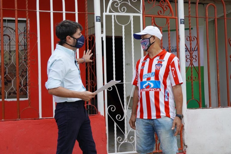 Señor recibe escritura de su vivienda