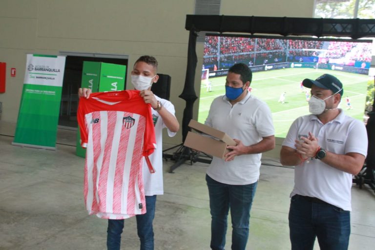 Adolescente muestra camiseta del Junior