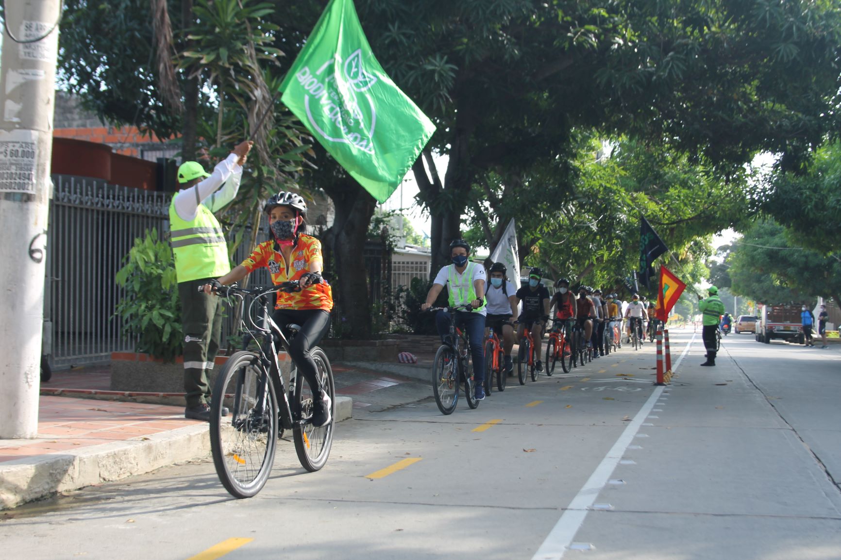 Ciclistas con orientador vial