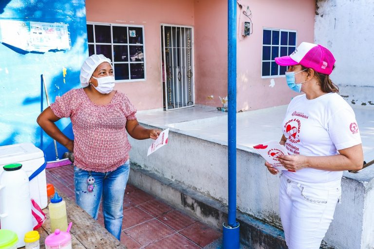 Mujer recibe prevención sobre violencia