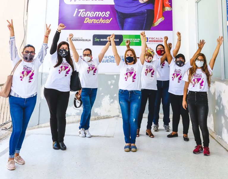 Funcionarias e la Oficina de la Mujer con mascarillas