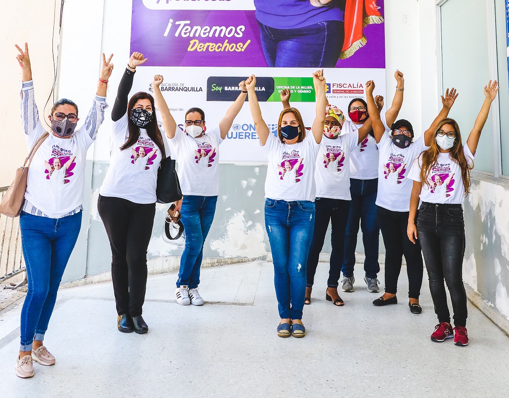 Funcionarias e la Oficina de la Mujer con mascarillas