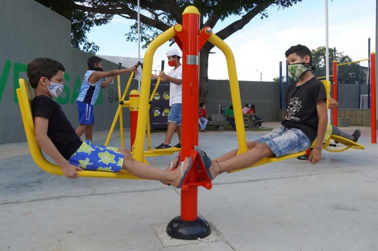 Niños en máquina de ejercicios en parque