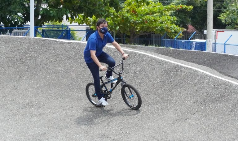 Pumarejo practicando bicicross