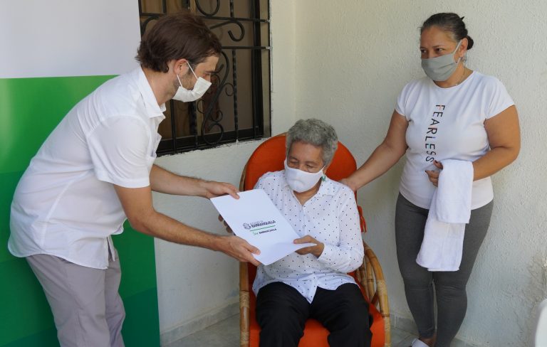 Adulta mayor recibe escritura de su casa