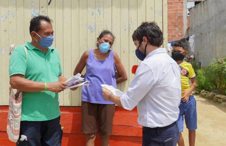 Ciudadanos mostrando factura de luz a alcalde Pumarejo