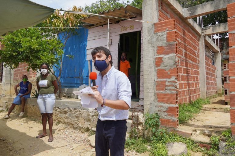 Pumarejo con factura de energía en barrio pobre