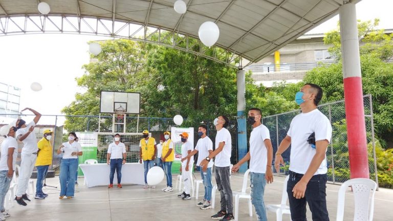 Jóvenes en cancha cubierta