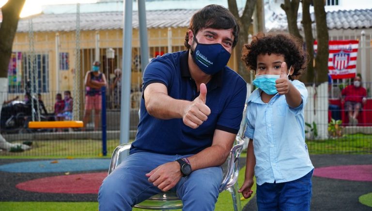 Niño y Pumarejo dedo arriba