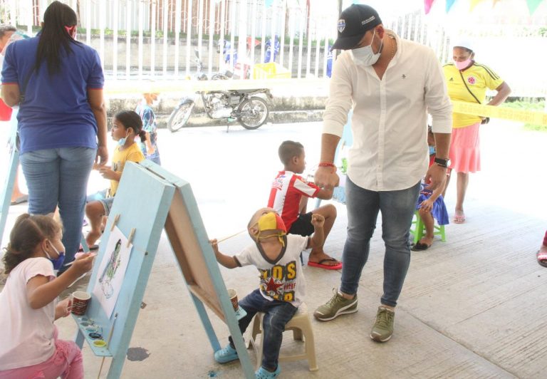 Niños pintando con temperas