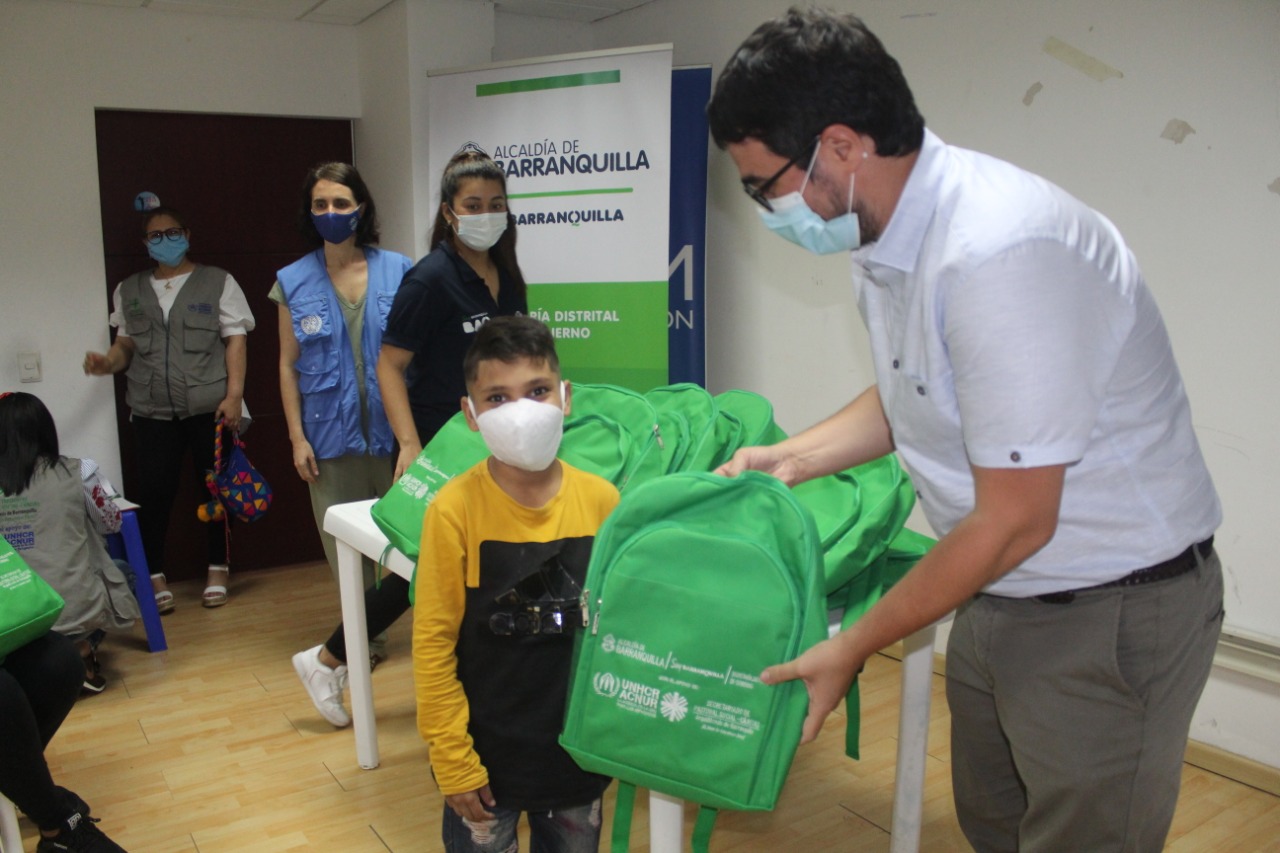 Entrega de kit escolar a niño