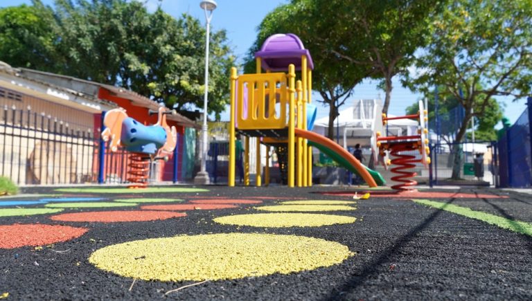 Juego infantil en parque