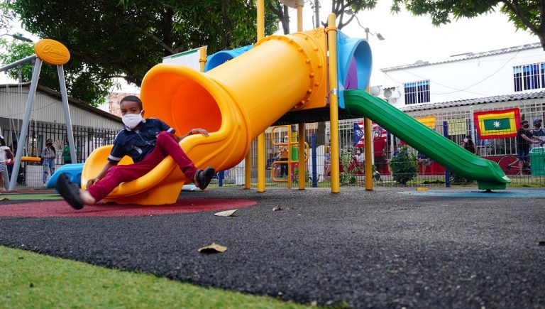 Niño saliendo de tobogán