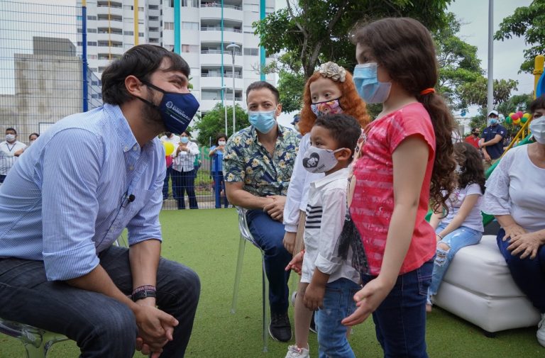 NIños en parque hablando con Pumarejo