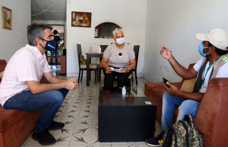 Secretario de Planeación y funcionaria del Sisbén visitando a ciudadana