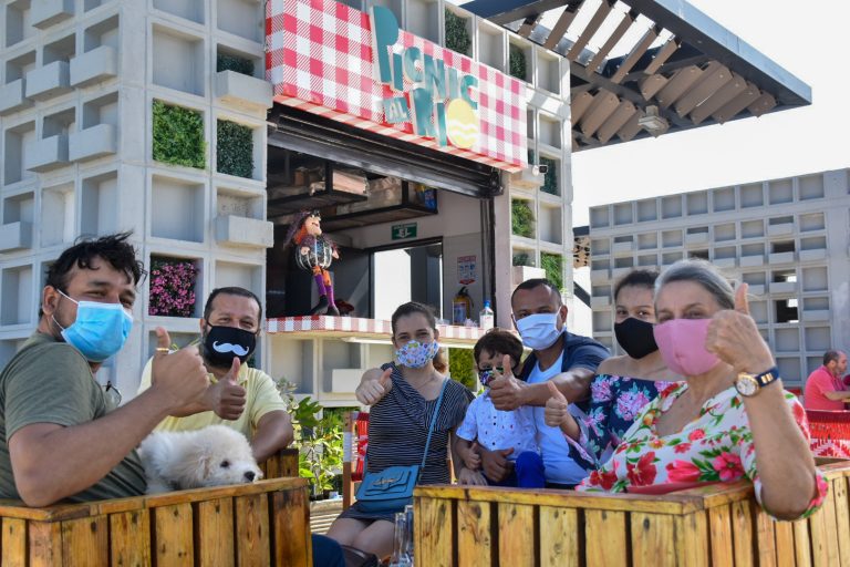 Personas comiendo en Manglares