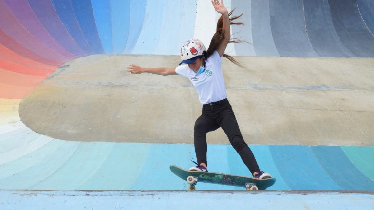 Joven en patineta