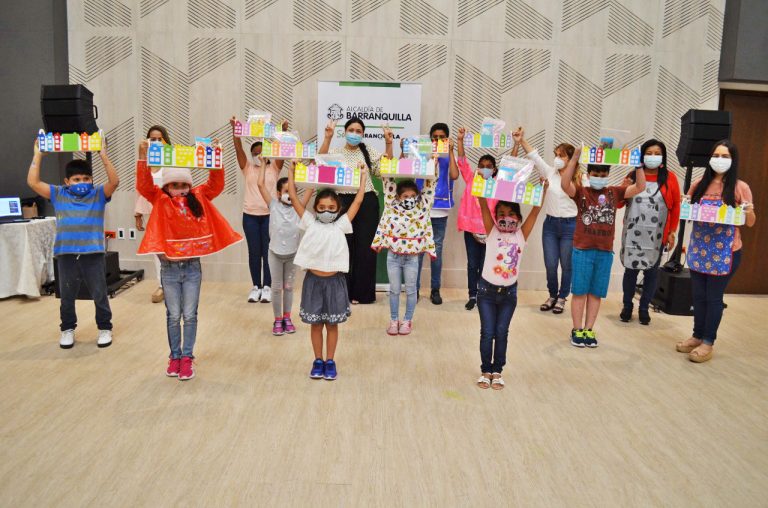 Niños asistentes a taller de manualidades