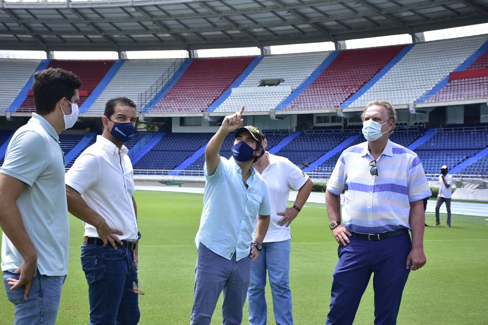 Alcalde inspeccionando desde el gramado al estadio de futbol.