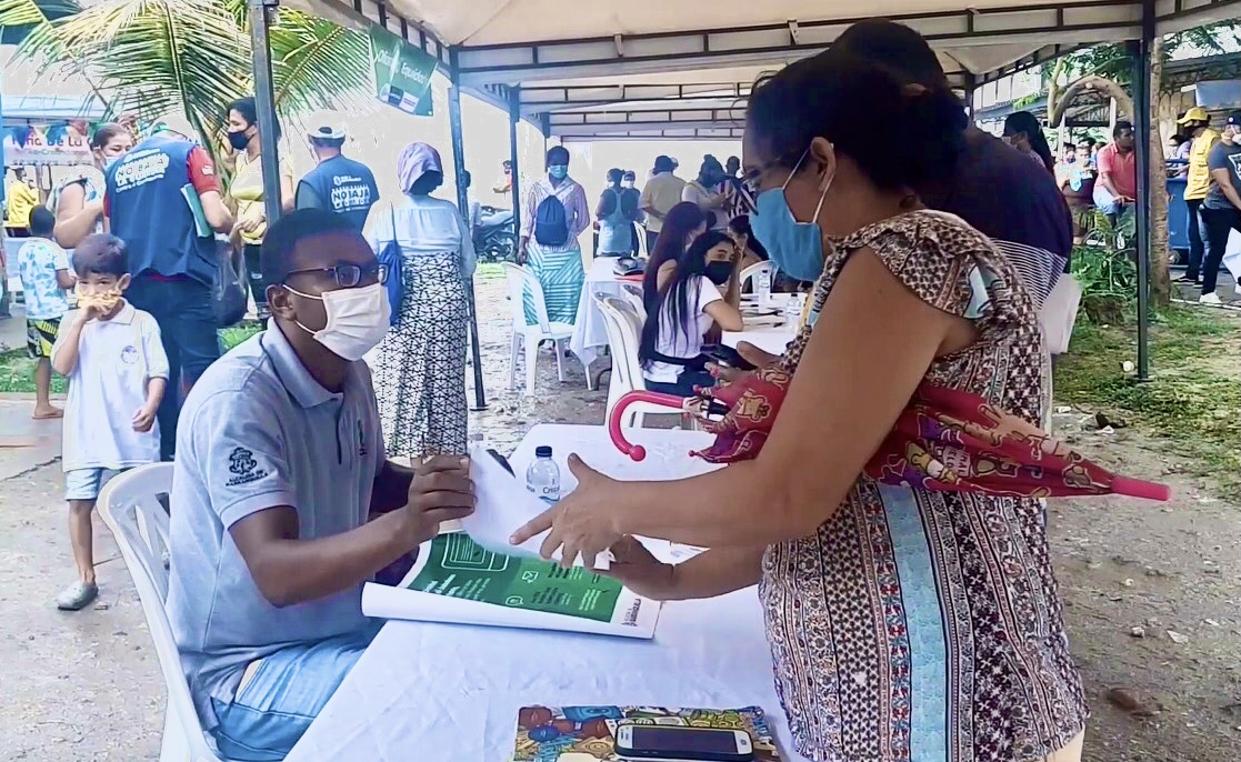 Mujer recibiendo atención en Feria Convive