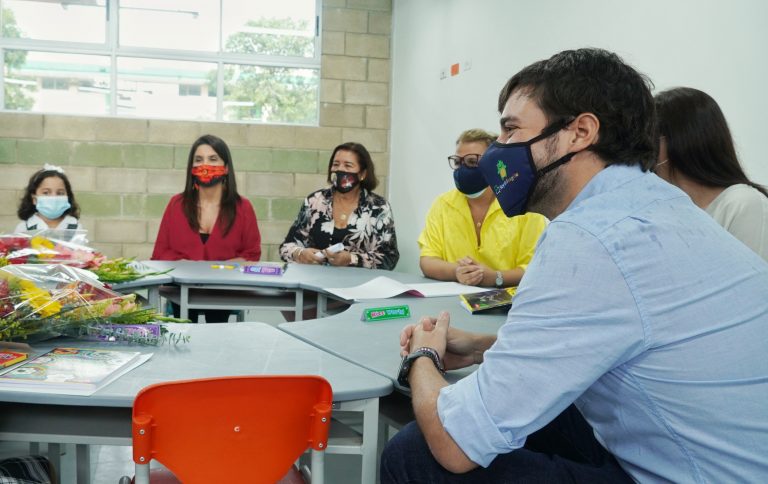 Alcalde y docentes en aula 