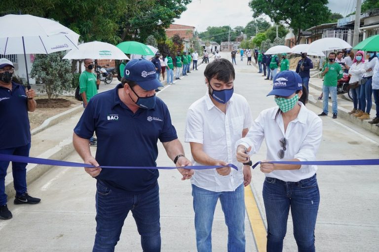 Cortando cinta en calle