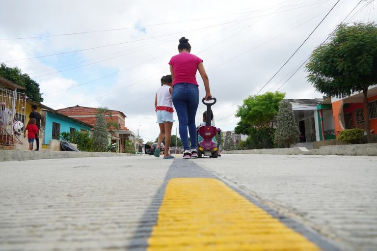 Madre caminando con niños por la calle